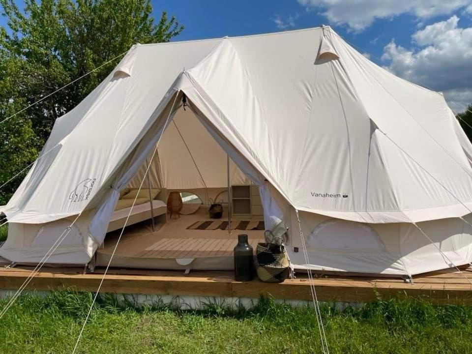 Glamping Nad Jeziorem Hotel Nowe Guty Ngoại thất bức ảnh