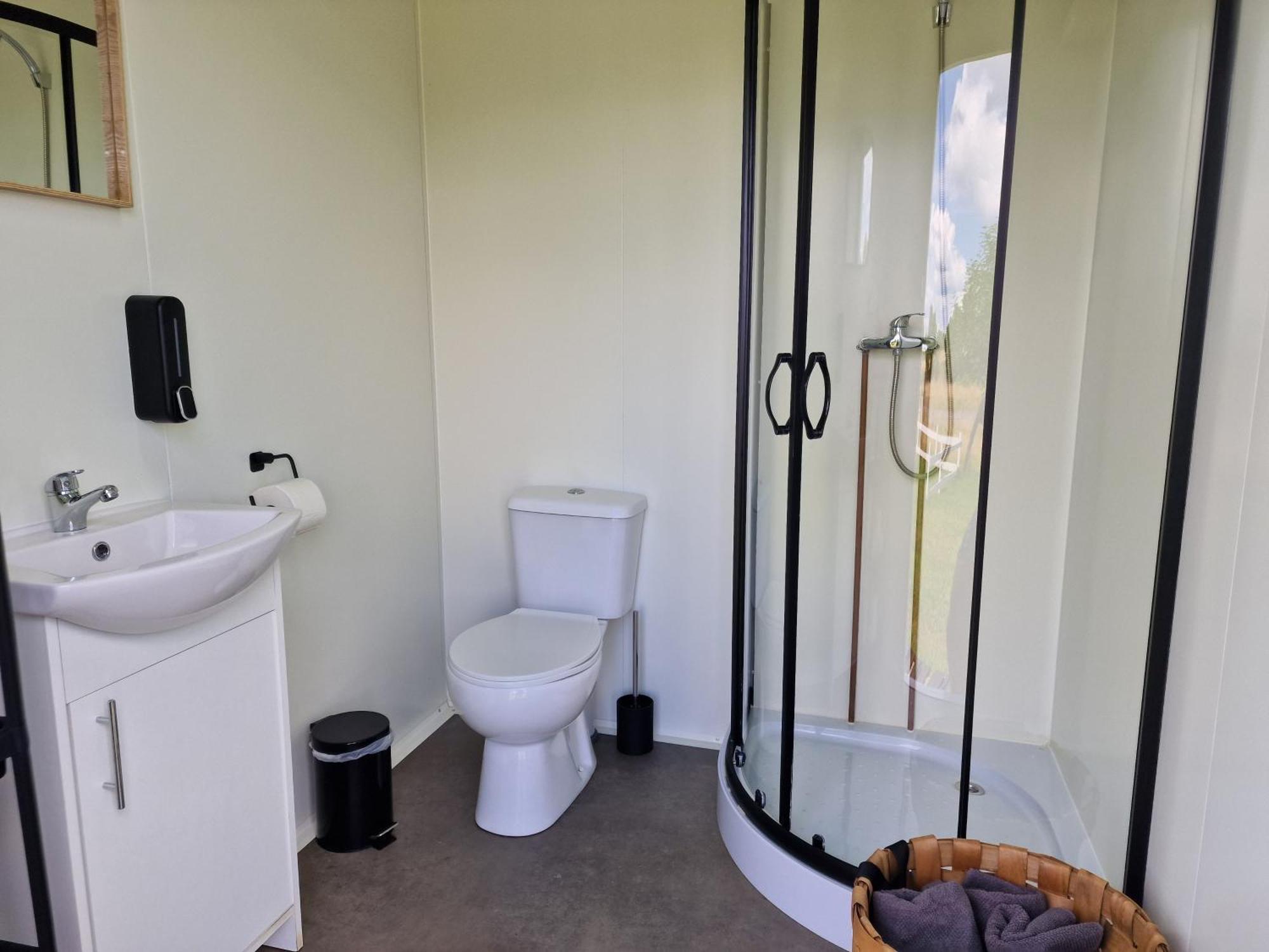 Glamping Nad Jeziorem Hotel Nowe Guty Ngoại thất bức ảnh